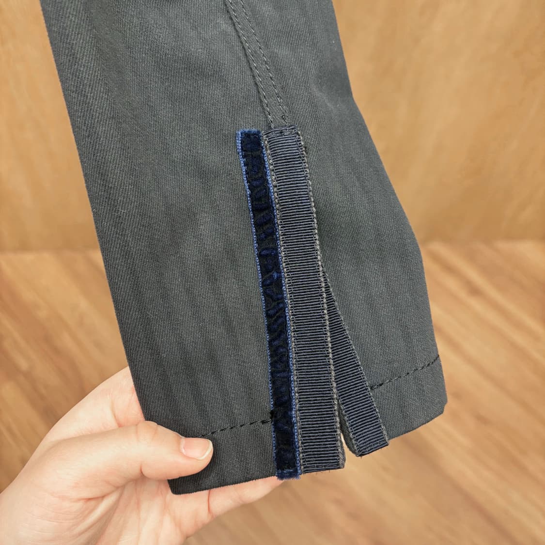 막스앤코 클래식 테일러드 카라 자켓 포켓 배색 허리 스트랩 디테일 네이비 상품이미지8