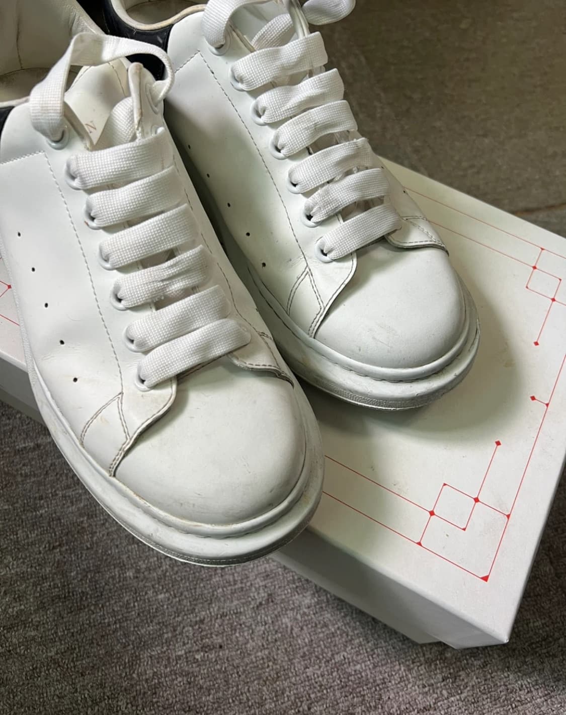 [43] 알렉산더맥퀸 오버솔 스니커즈 화이트 블랙 상품이미지1