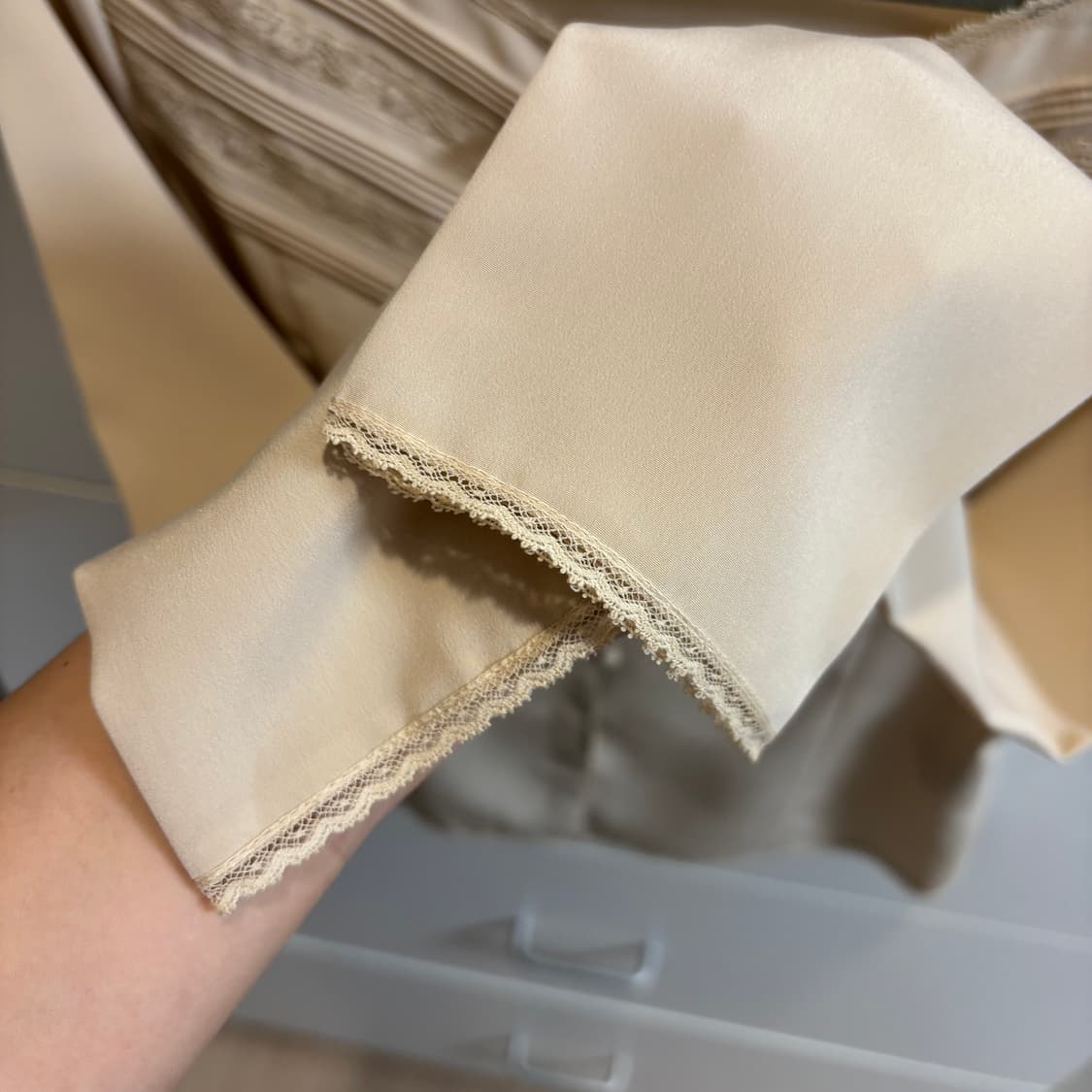 ketty 베이지 실크st 레이스 장식 블라우스 상품이미지6