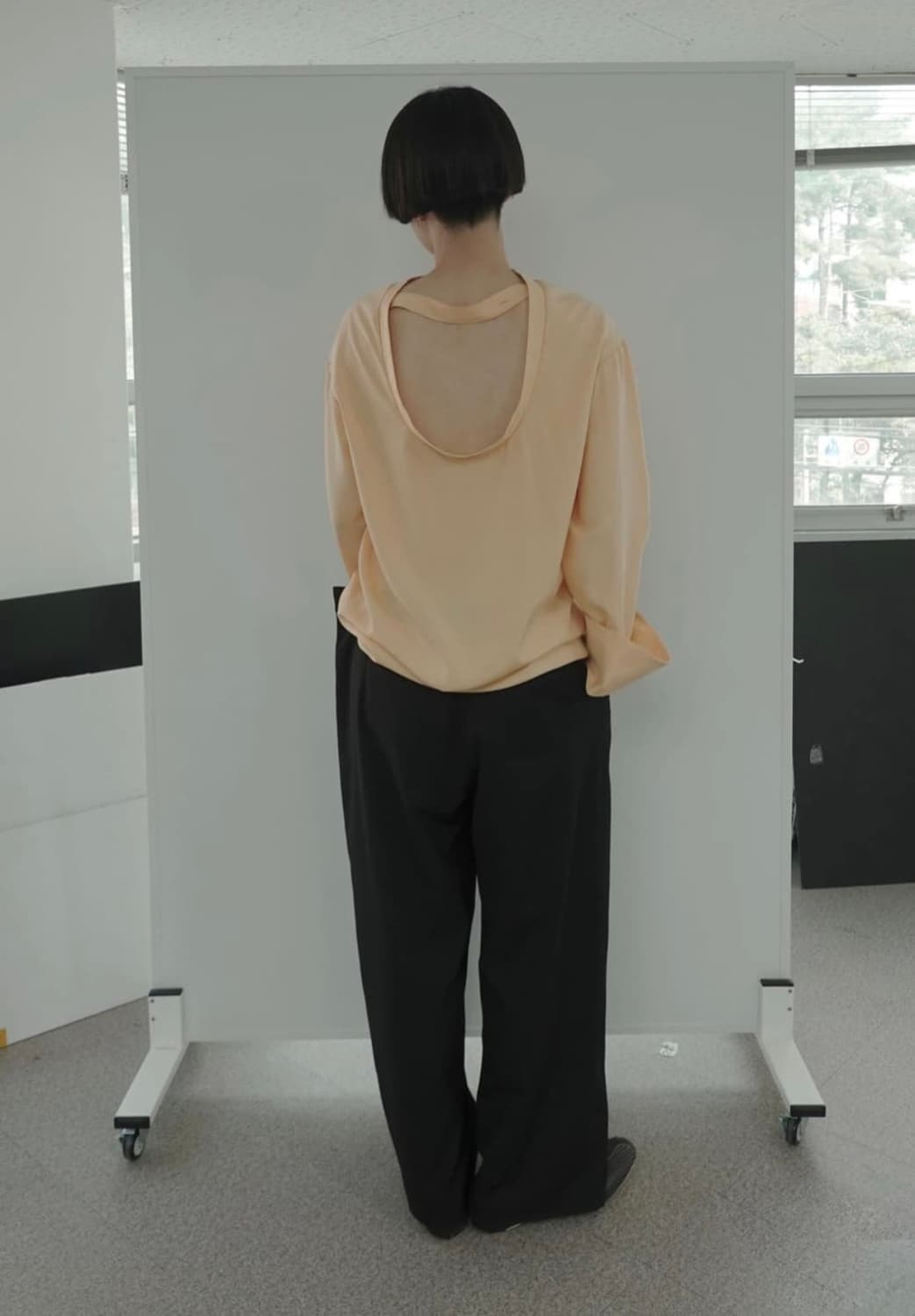 에옹쓰 가든 백리스 블라우스 피치 상품이미지1