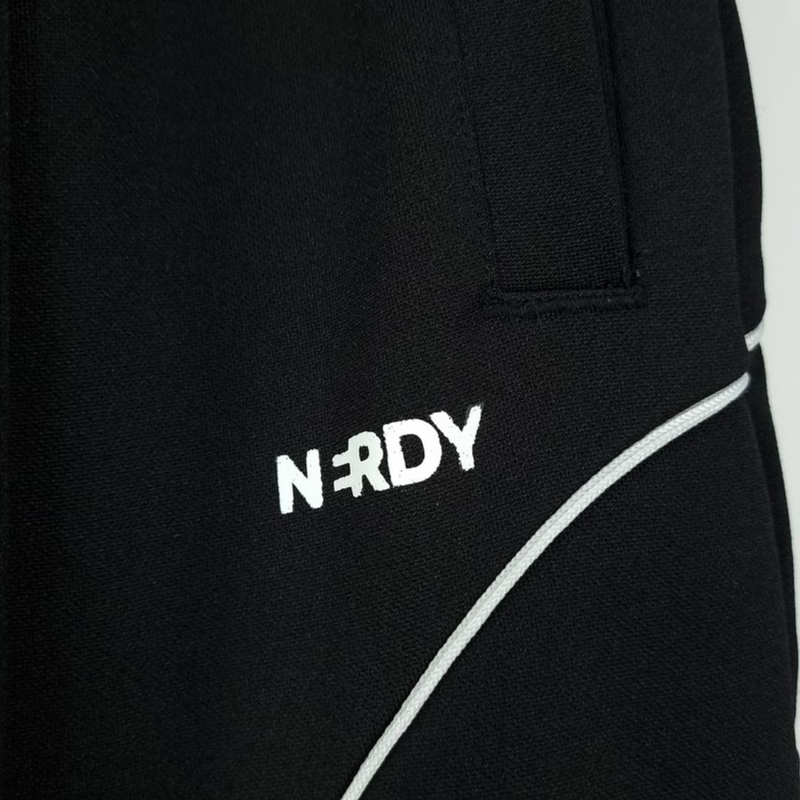 [NERDY] 널디 라인 파이핑 트랙 팬츠 블랙 M16389  상품이미지6