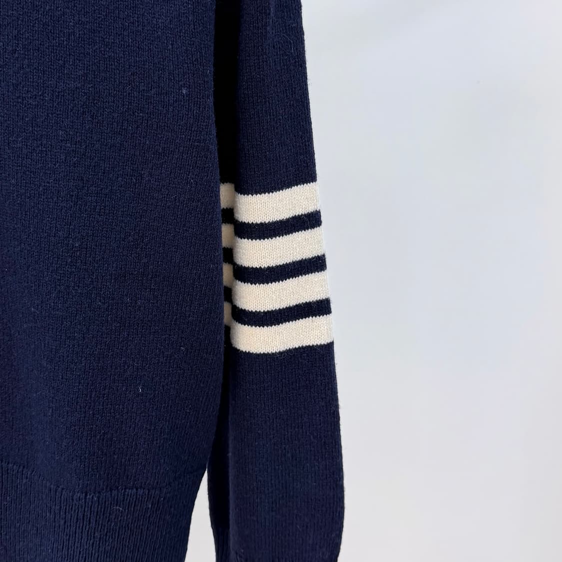 [S+급/2] 톰브라운 사선완장 크루넥 울 니트 네이비 상품이미지2