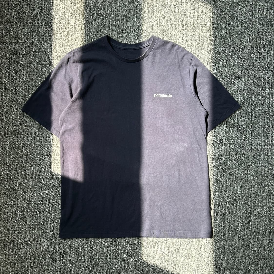 파타고니아 네이비 반팔티셔츠 상품이미지1