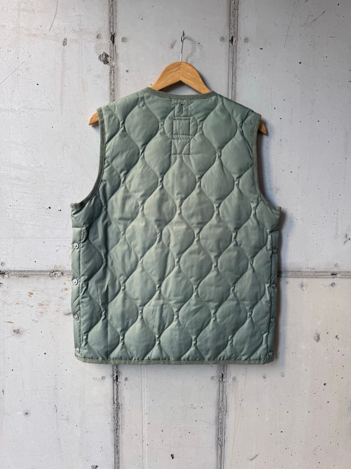 타이온 U-Neck 버튼 베스츠 상품이미지6