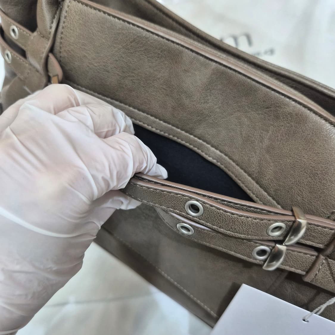 (새상품) 여밈 미디움 타운 벨트백(짙은회갈색) 상품이미지5