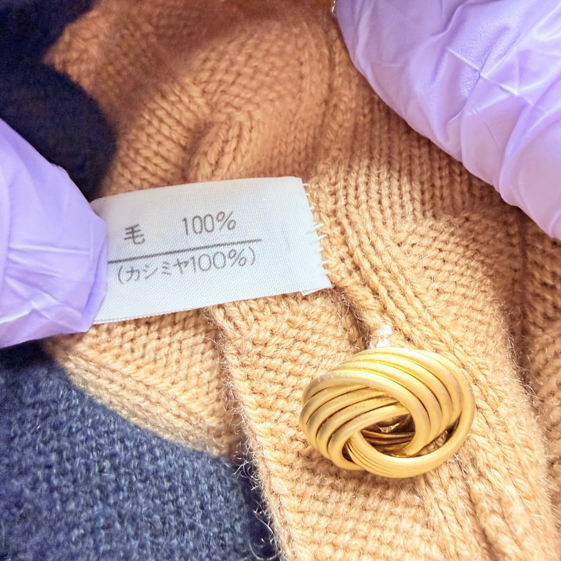 [캐시미어 100%] 카멜 × 블랙 배색 금장 버튼 가디건 상품이미지6