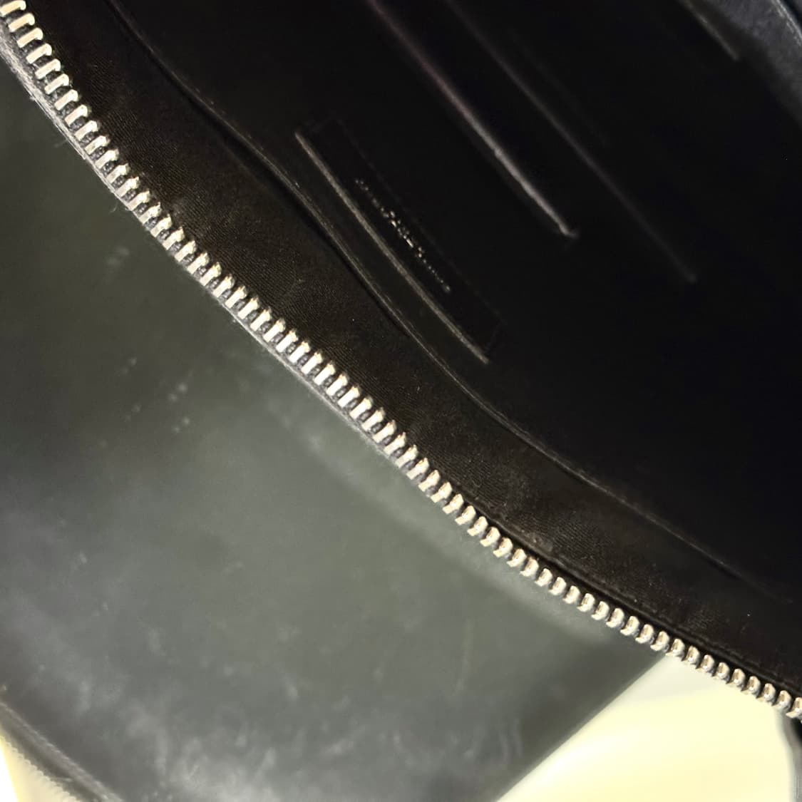 [풀구성] 입생로랑 카프스킨 미디움 클러치 블랙 실버 상품이미지4