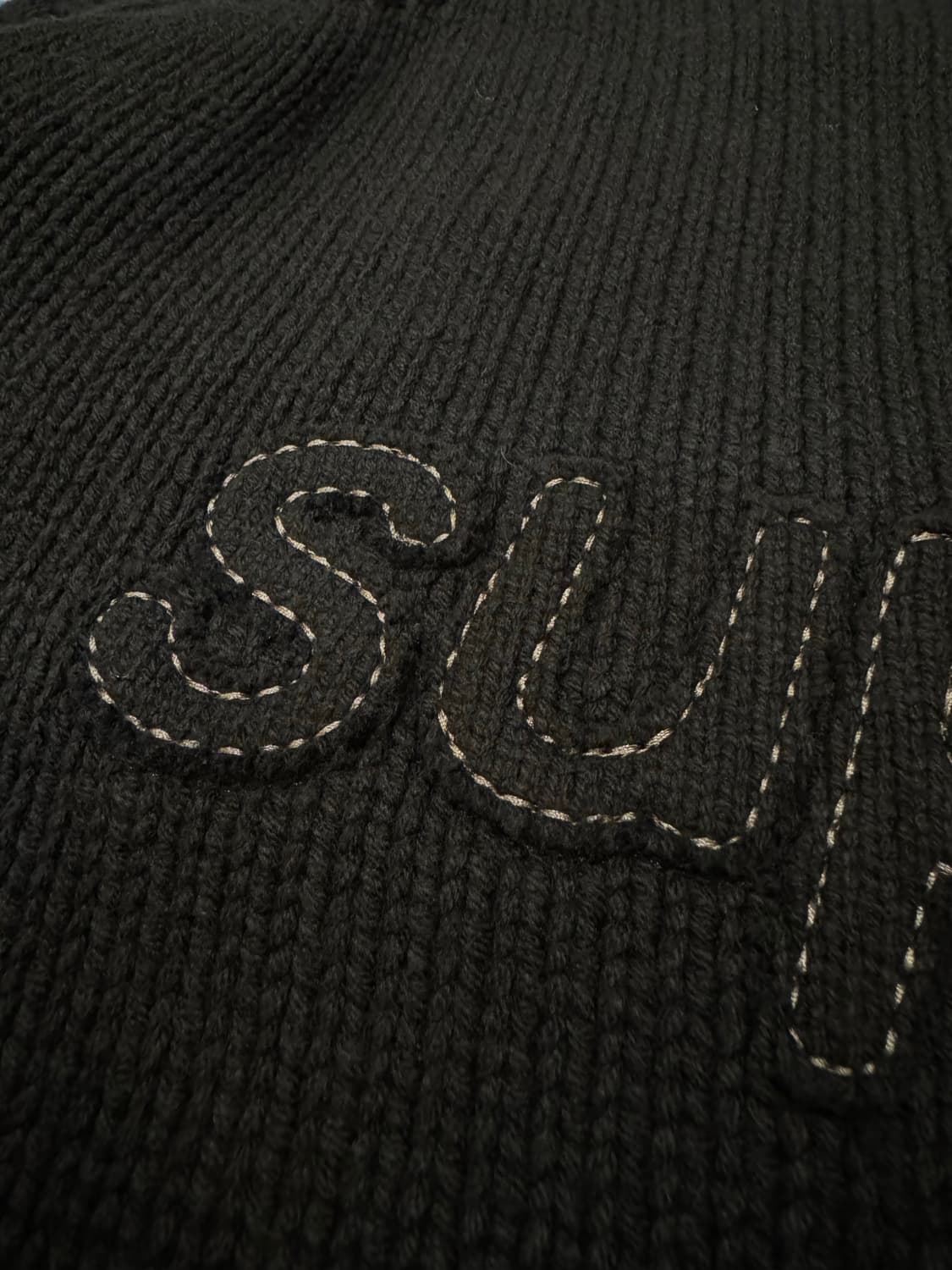 [L] 슈프림 토널 아플리케 스웨터 블랙 25SS 상품이미지5