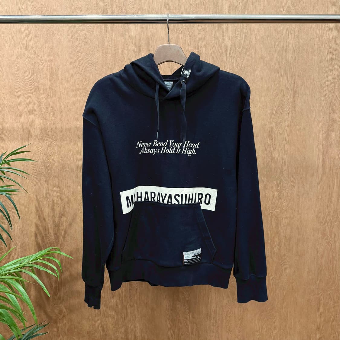미하라 야스히로 후드 스웻셔츠 레터링 프린트 드롭 숄더 포켓 디테일 블랙 상품이미지1