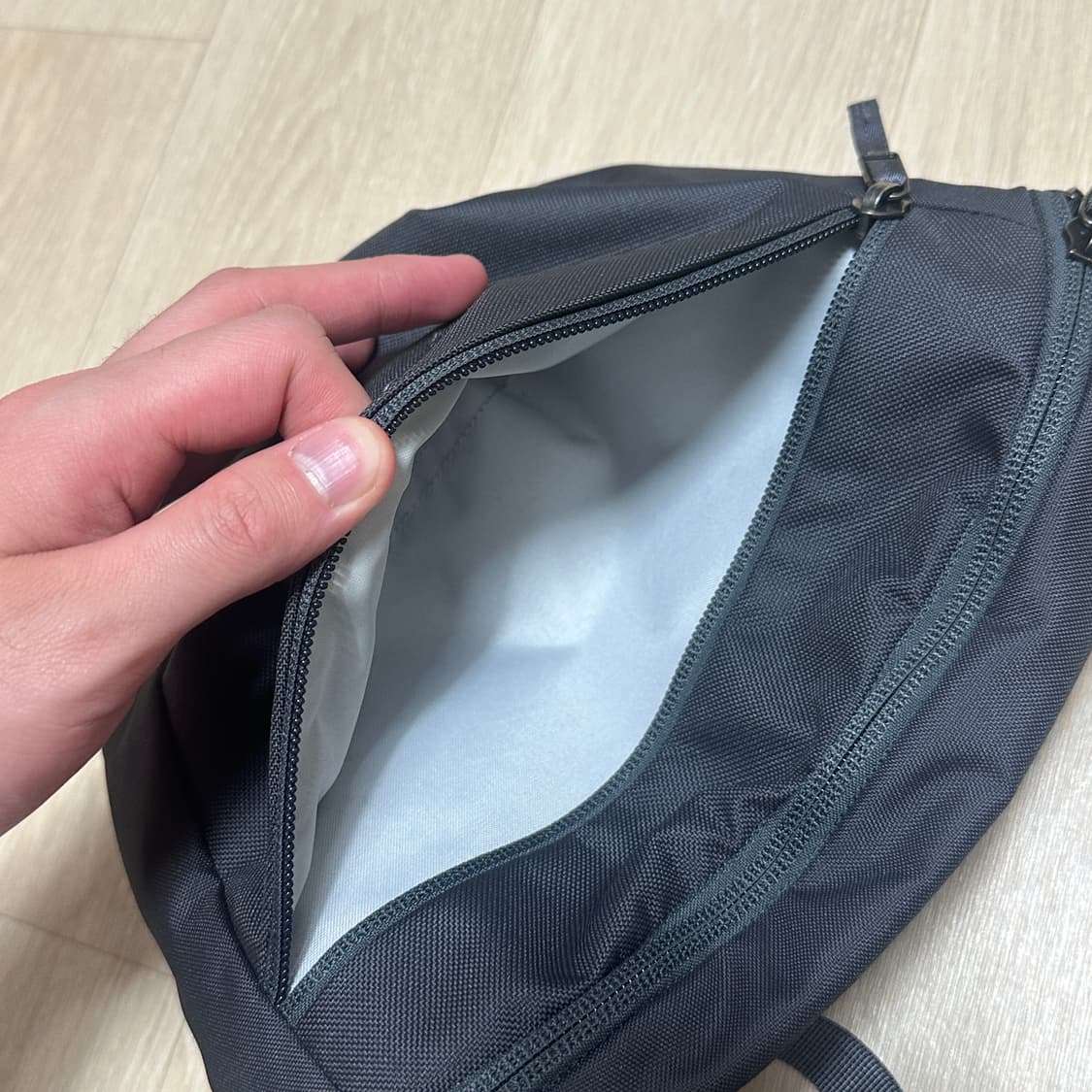 아크테릭스 맨티스2 그래파이트 힙색 상품이미지3