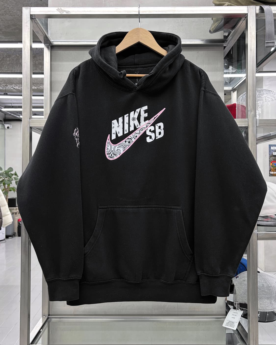 나이키 x 트래비스 스캇 페이즐리 스우시 스웻 후드티 블랙 상품이미지1