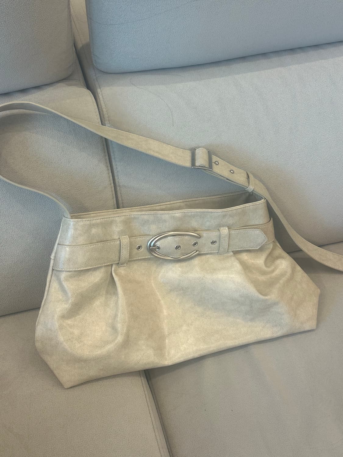 큐리티 c-belted hobo bag ivory 상품이미지3