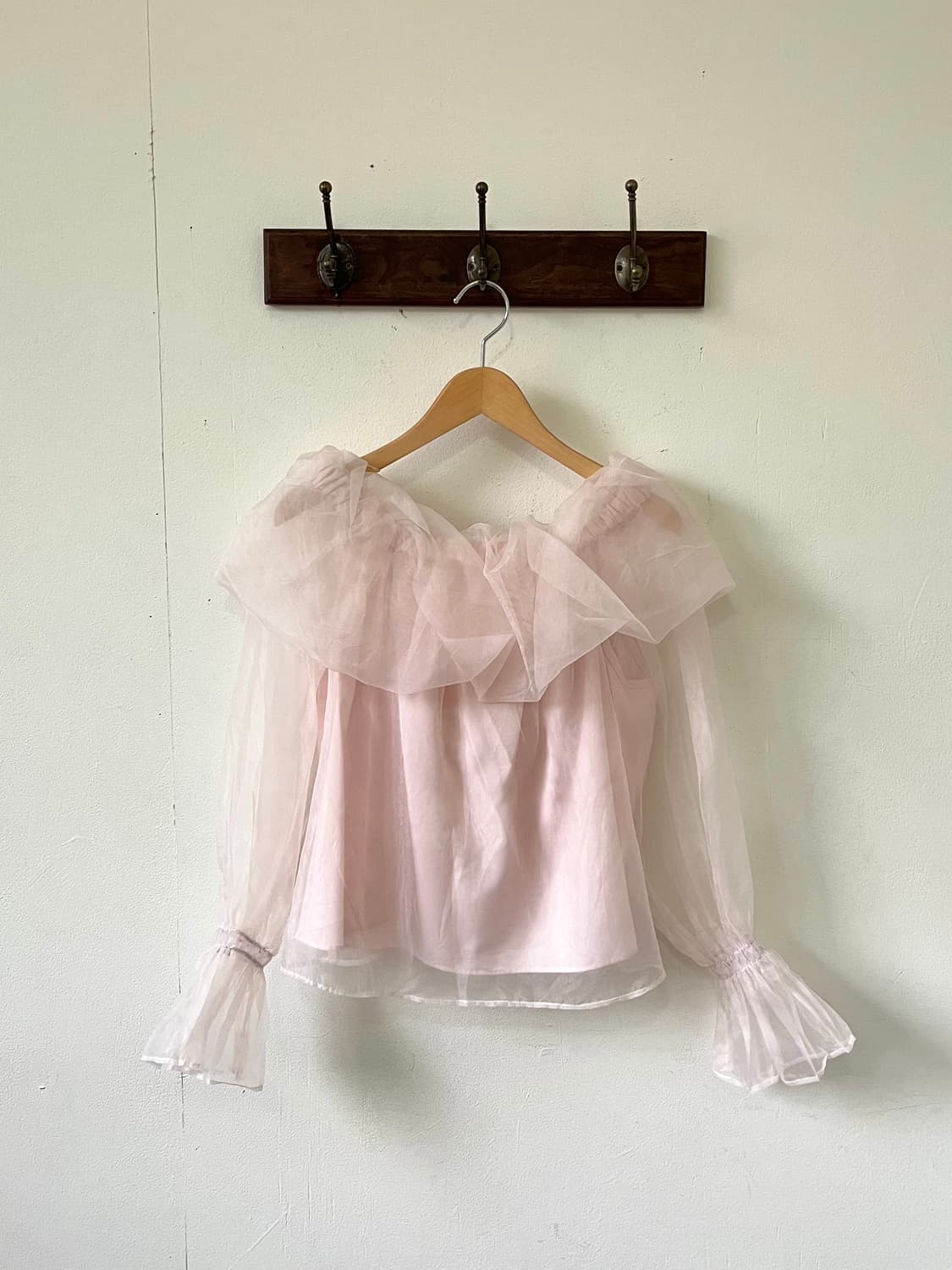 NICE CLAUP 핑크 쉬폰 오픈숄더 상품이미지1