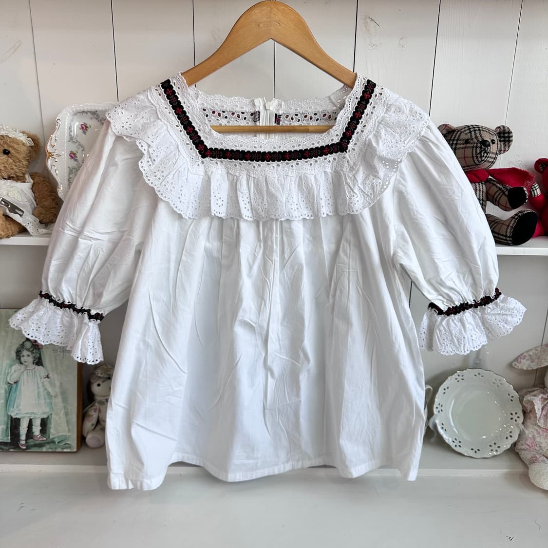 레이스 프릴 블라우스 화이트 퍼프소매 상품이미지2