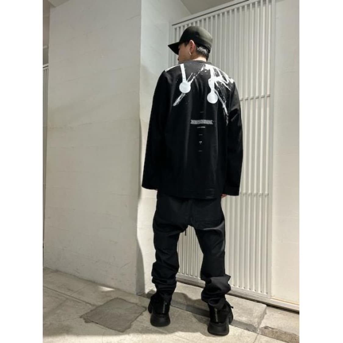 JULIUS 율리우스 23ss 그래픽 블랙 롱슬리브 상품이미지6