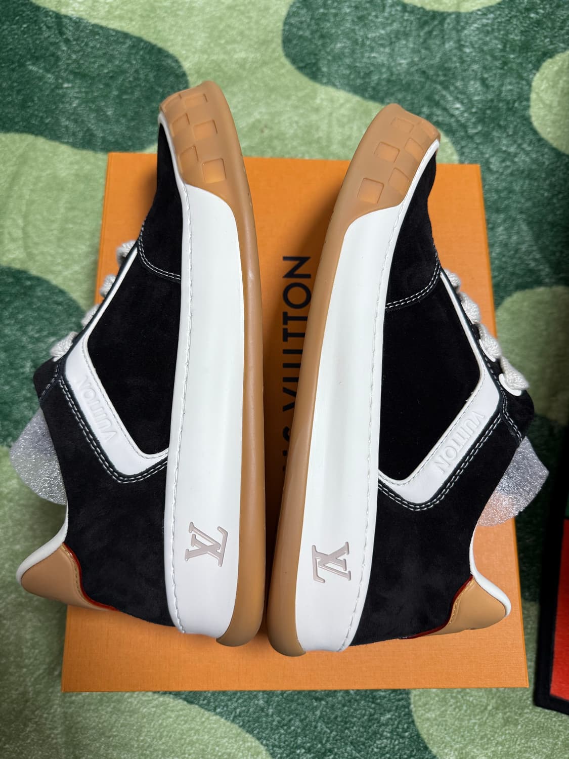 루이비통 틸티드 스니커즈 (블랙) 상품이미지2