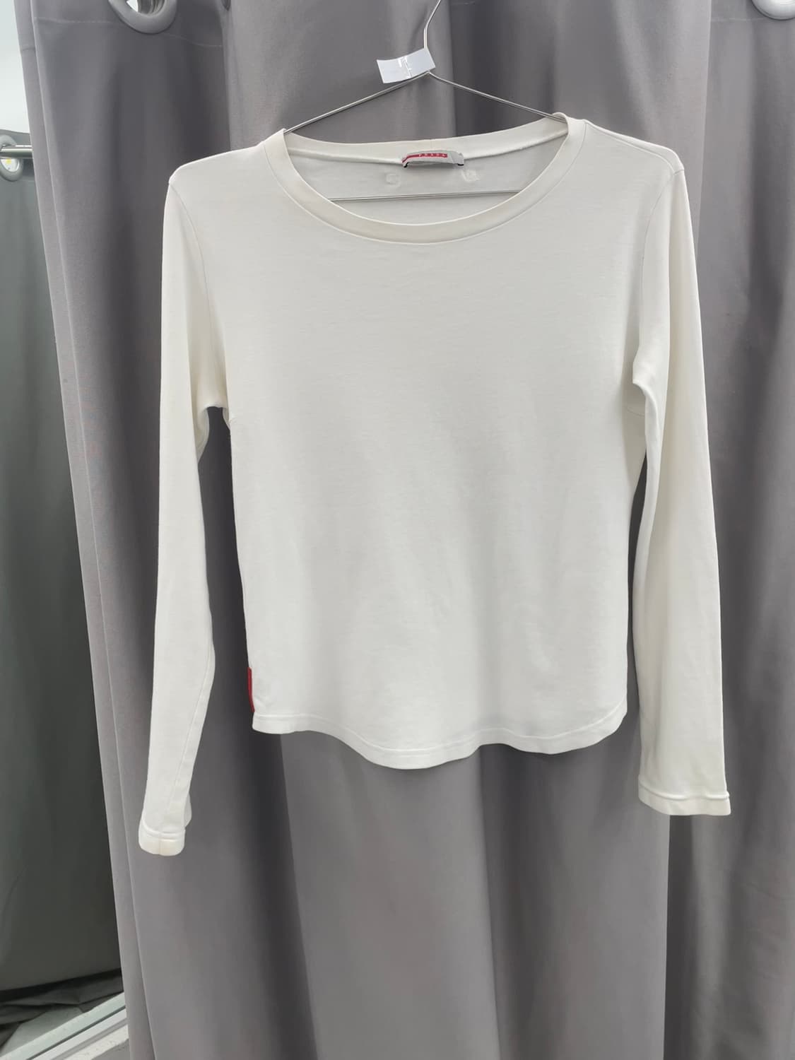 프라다 밑단 라운드 롱슬리브 상품이미지1