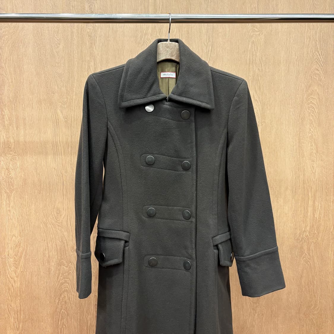 막스앤코 클래식 더플 코트 더블 버튼 허리 절개 소매 스트랩 디테일 카키 상품이미지4