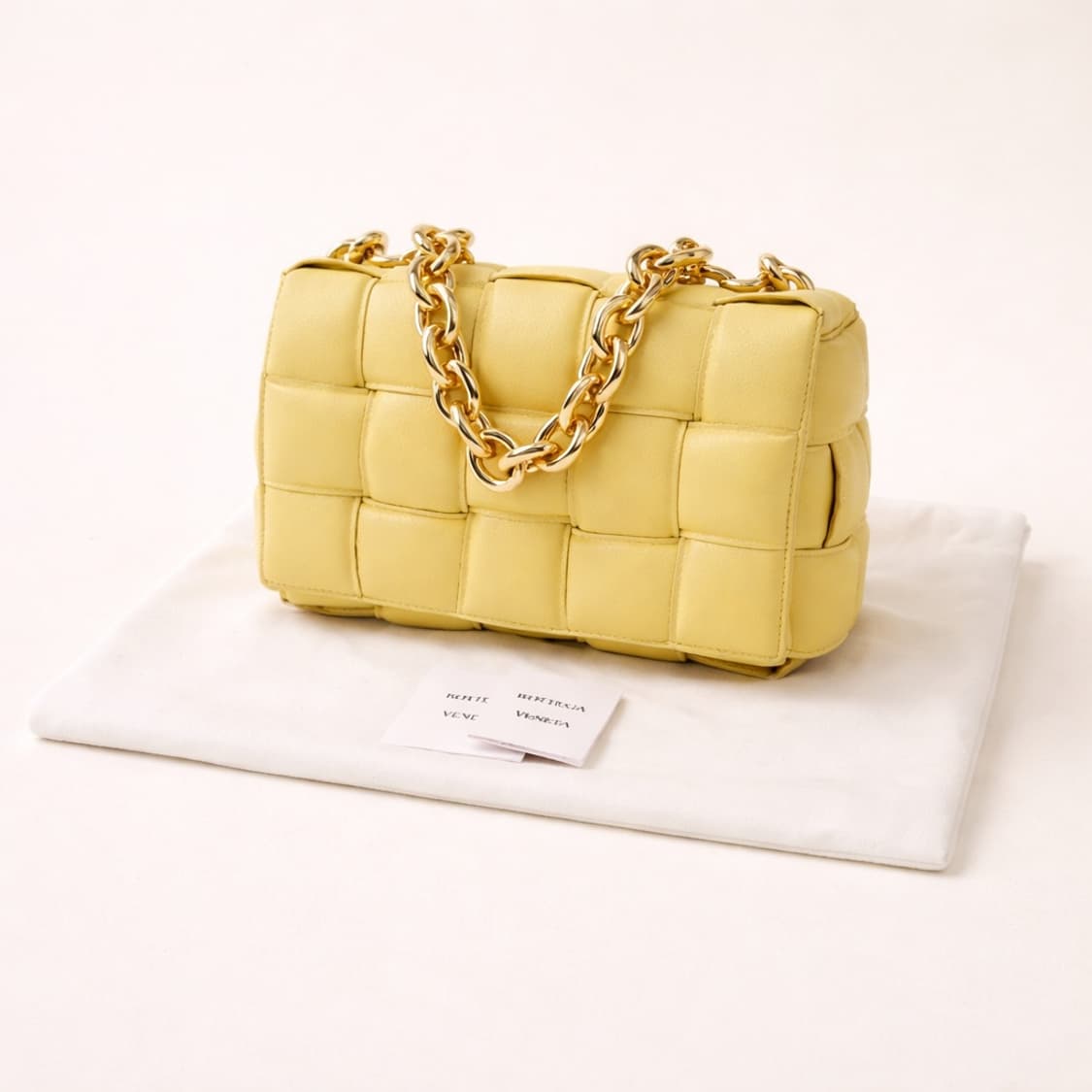 [S급] 보테가베네타 패딩 체인 카세트 크로스백 판매합니다!!! 상품이미지1