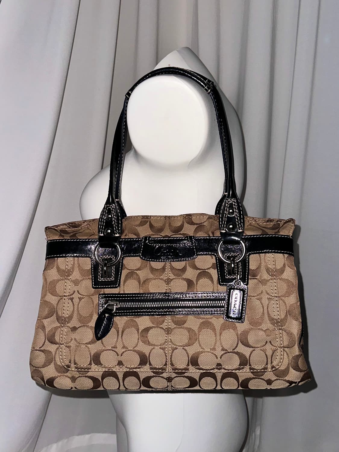 코치 시그니처 패턴 브라운 베이지 숄더백 상품이미지1