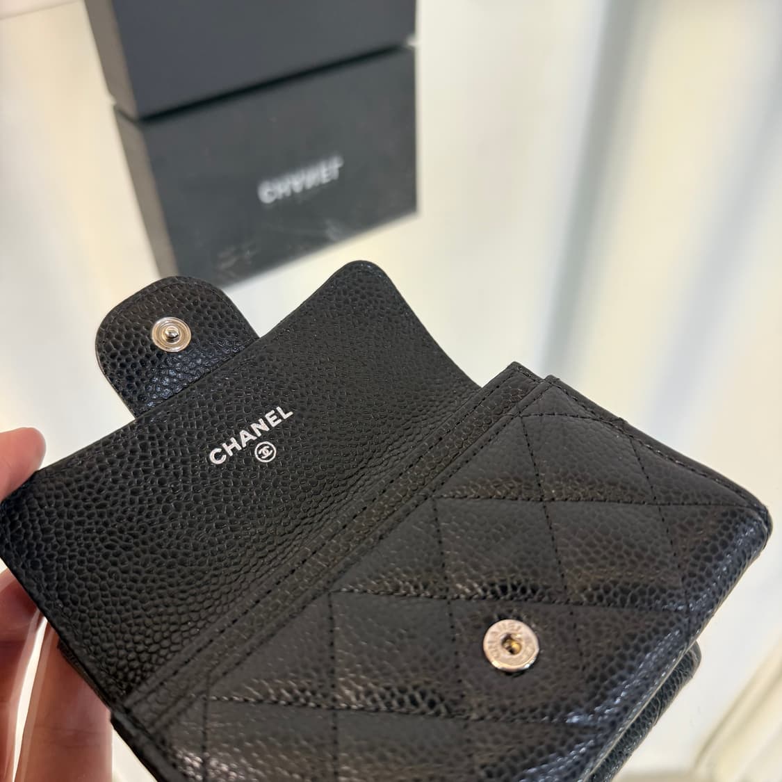 샤넬 클래식 카드 홀더 그레인드 카프스킨 & 실버 메탈 블랙 상품이미지7