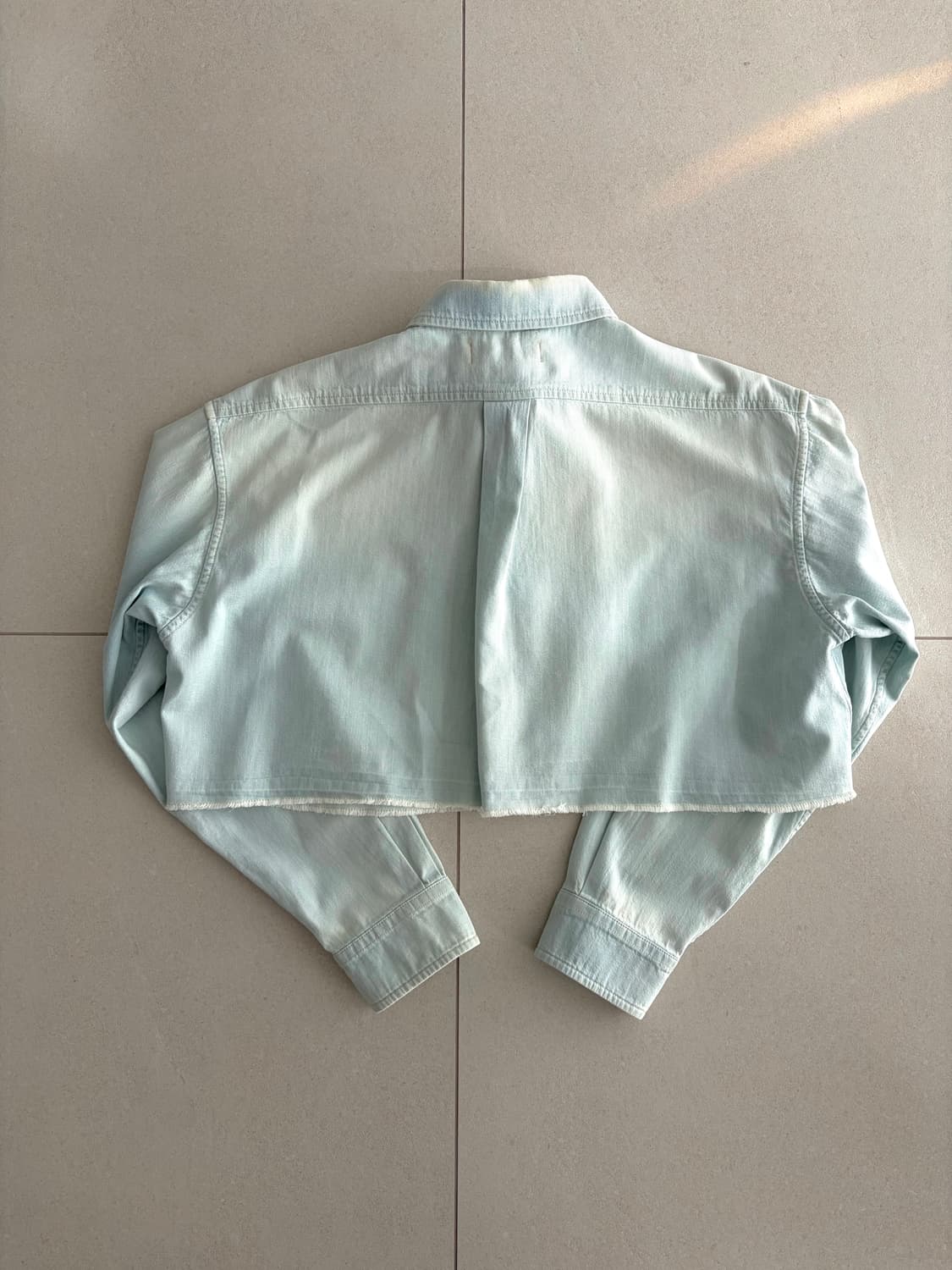 미우미우 크롭 샴브레이 셔츠 라이트 블루 38 상품이미지2