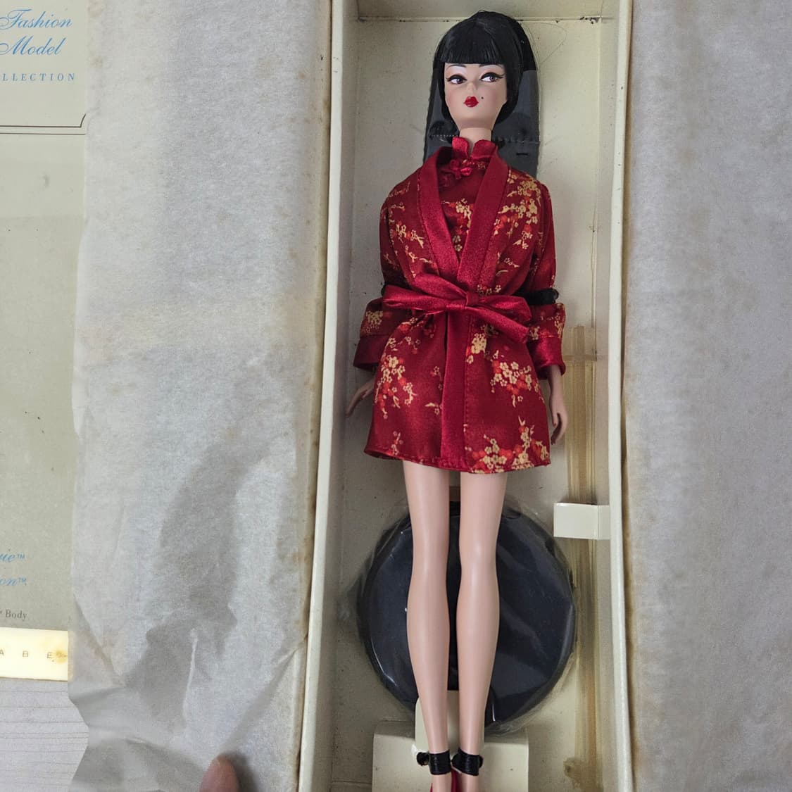 2004년 바비인형 골드라벨 한정판 시누아즈리 레드 문 실크스톤 바비 상품이미지3
