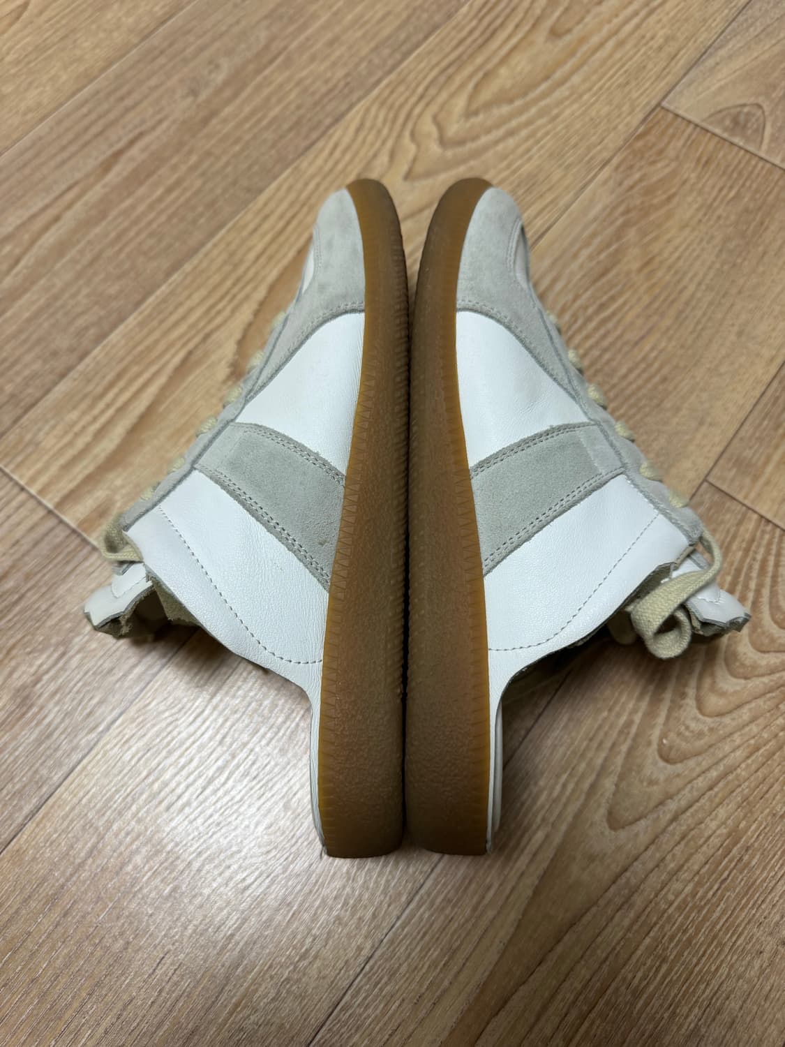 [37] 메종마르지엘라 독일군 컷아웃 뮬 스니커즈 화이트 상품이미지3