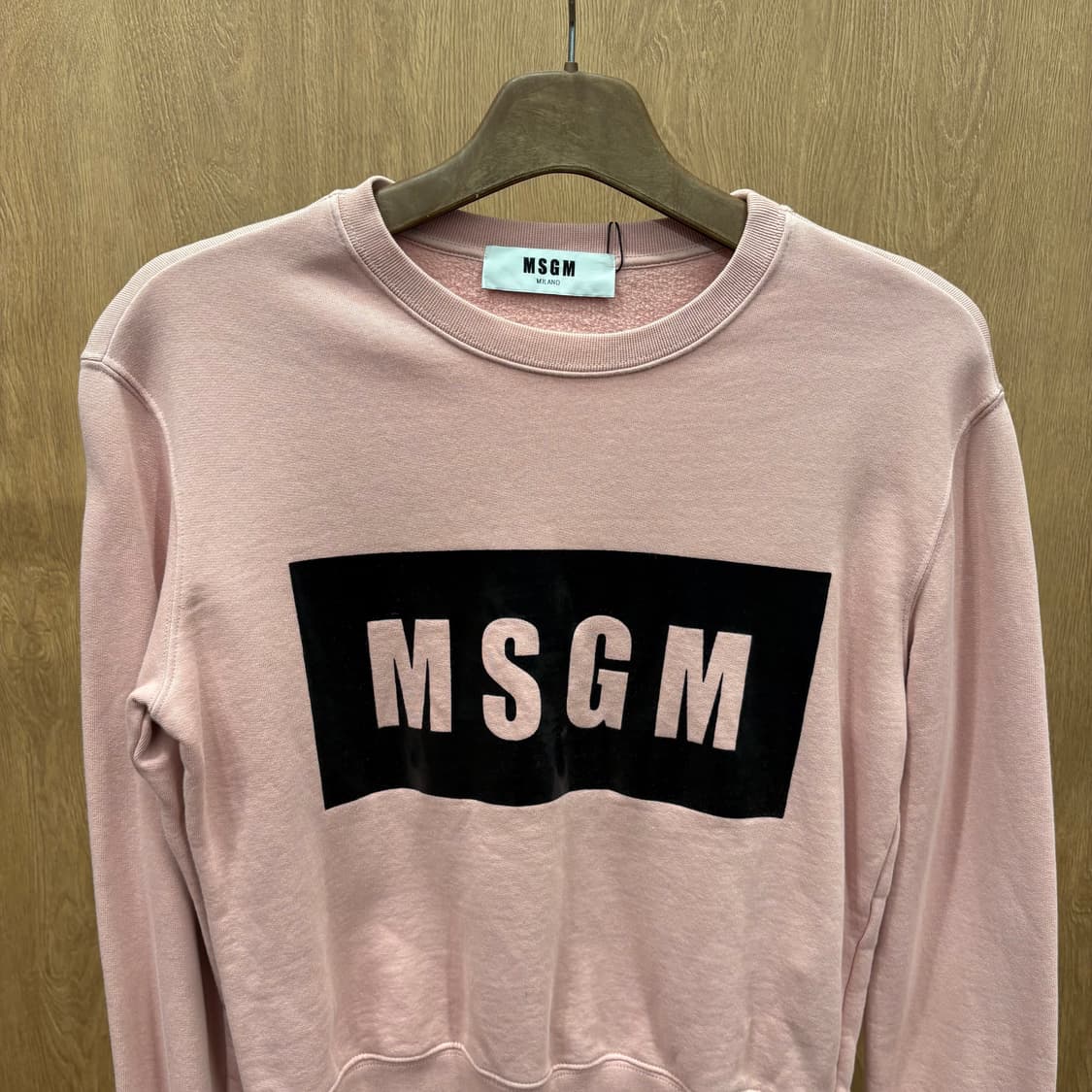 MSGM 라운드넥 긴팔 크롭 맨투맨 빅 로고 박스 프린팅 디테일 핑크 상품이미지4