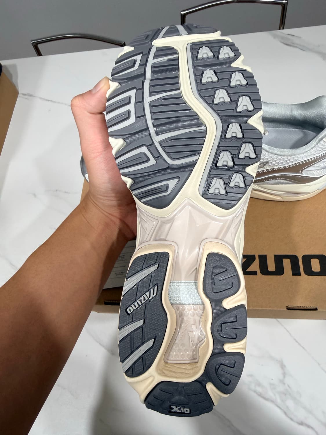 미즈노 웨이브 라이더10 실버 275size 새상품 처분합니다. 상품이미지3