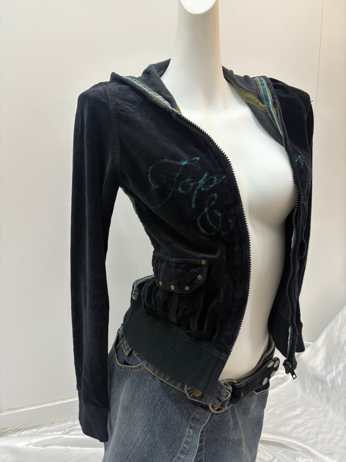 Y2K 레터링 포켓 벨벳 집업 상품이미지2