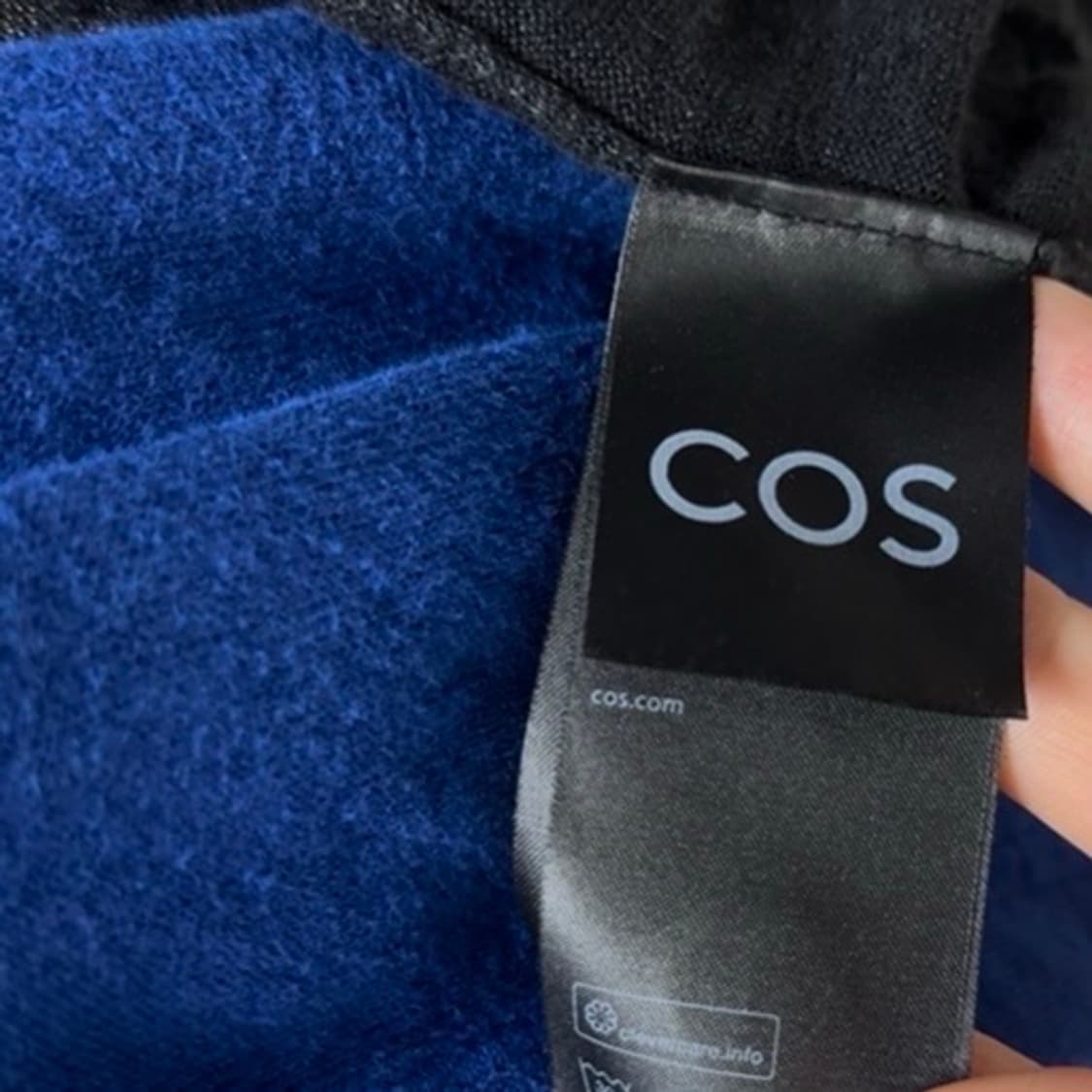 cos 코스 V-NECK LINEN CARDIGAN 린넨 가디건, 검정 상품이미지2