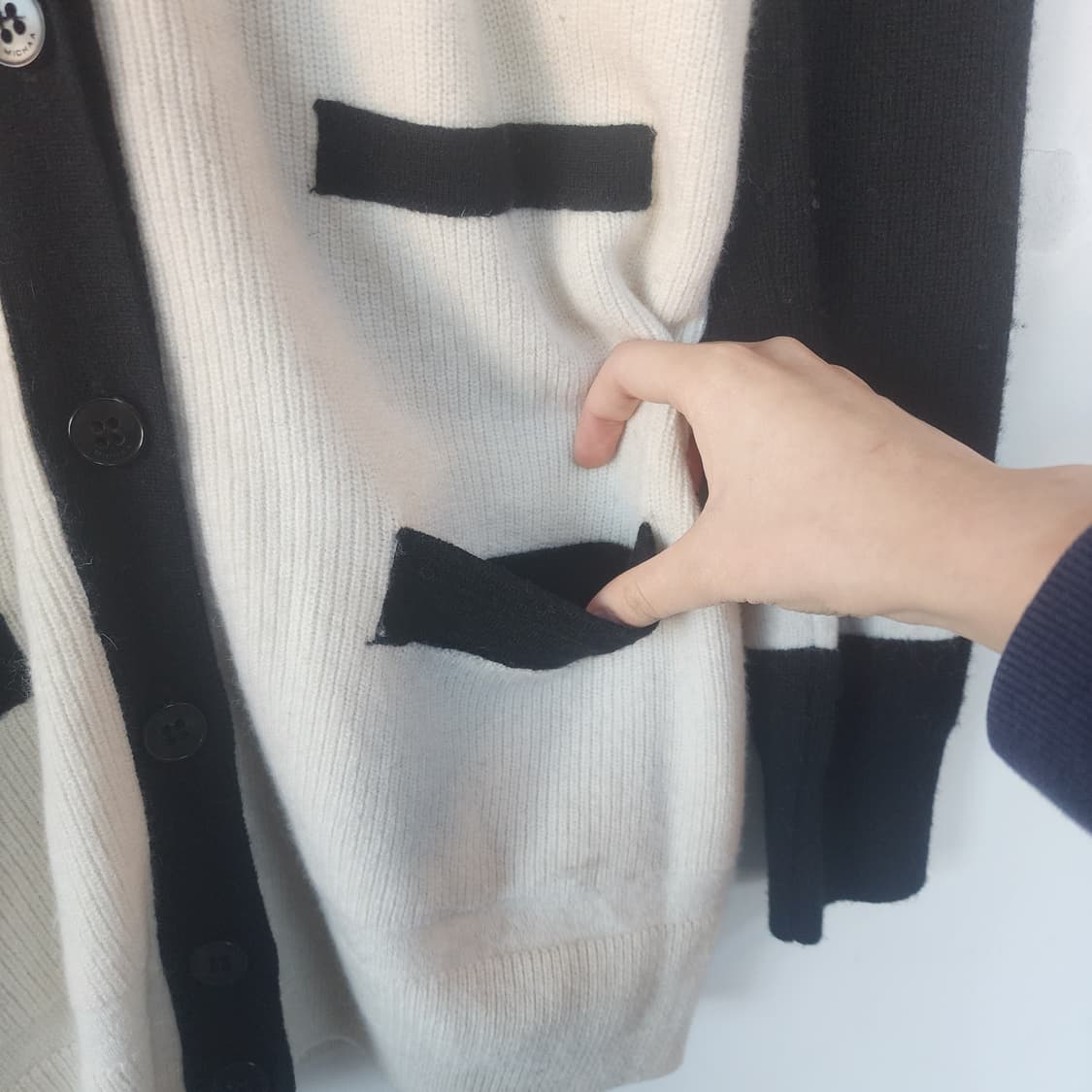 미샤 블랙 배색 가디건 상품이미지3