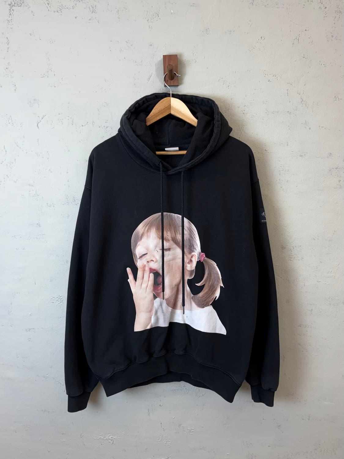 아크메드라비 프린팅 후드티 블랙 상품이미지1