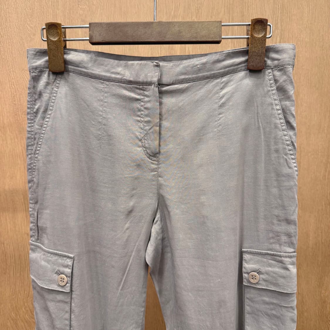 띠어리 카고 팬츠 텍스처 플랩 포켓 디테일 슬림핏 라이트 그레이 상품이미지4