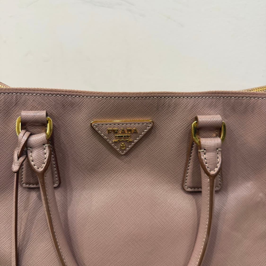 프라다 토트백 사피아노 레더 골드 삼각 로고 디테일 베이지 핑크 상품이미지5