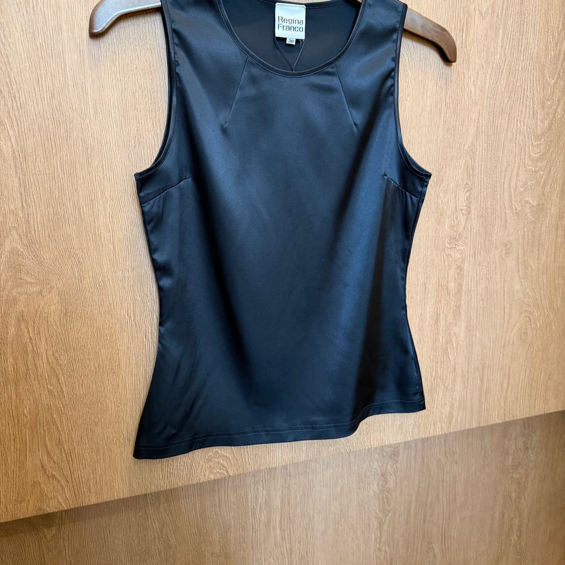 빈티지 라운드넥 슬리브리스 탑 절개 디테일 슬림핏 블랙 상품이미지4