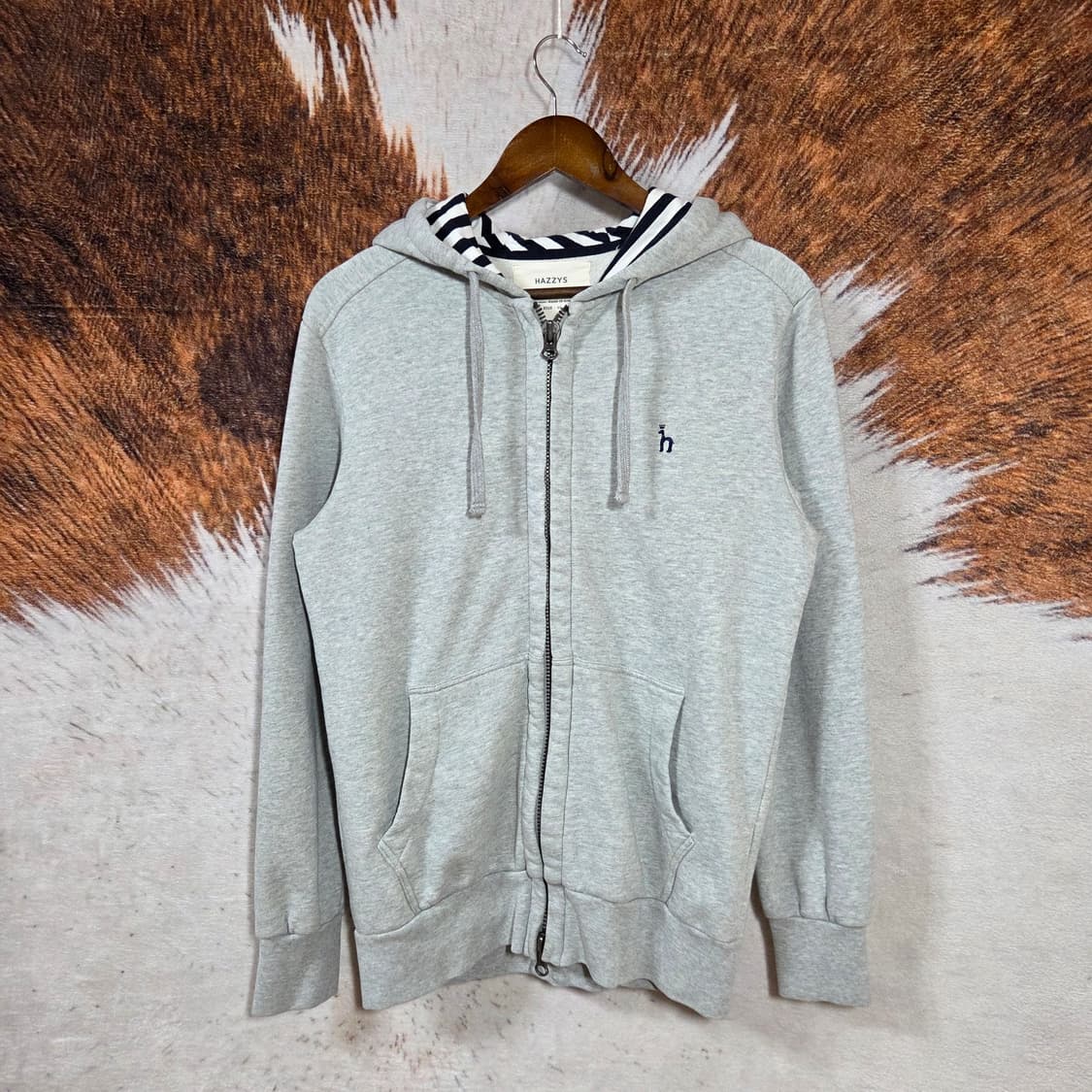 헤지스 그레이 로고 자수 투웨이 후드집업 상품이미지1