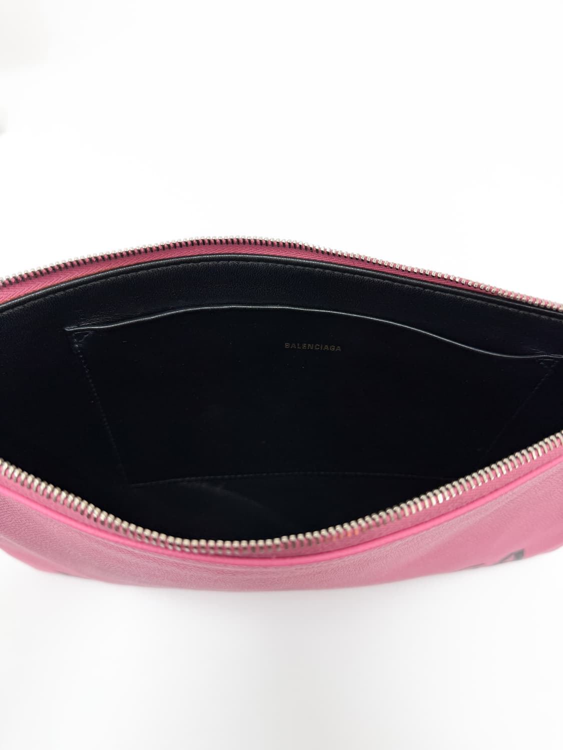 발렌시아가 에브리데이 로고 프린트 레더 클러치 L 상품이미지6