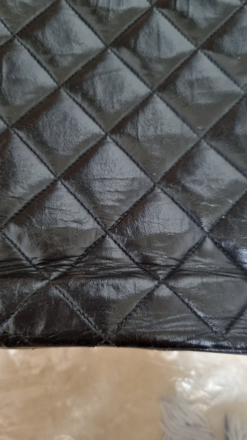 중고] 샤넬 빈티지 램스킨 금장 로고 숄더 크로스백 상품이미지3