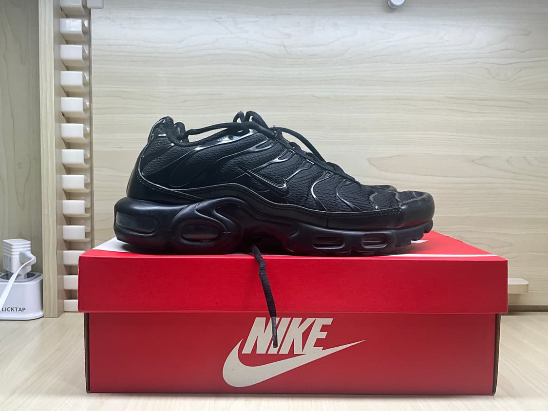 나이키 에어맥스 플러스 트리플 블랙 팝니다. 상품이미지1