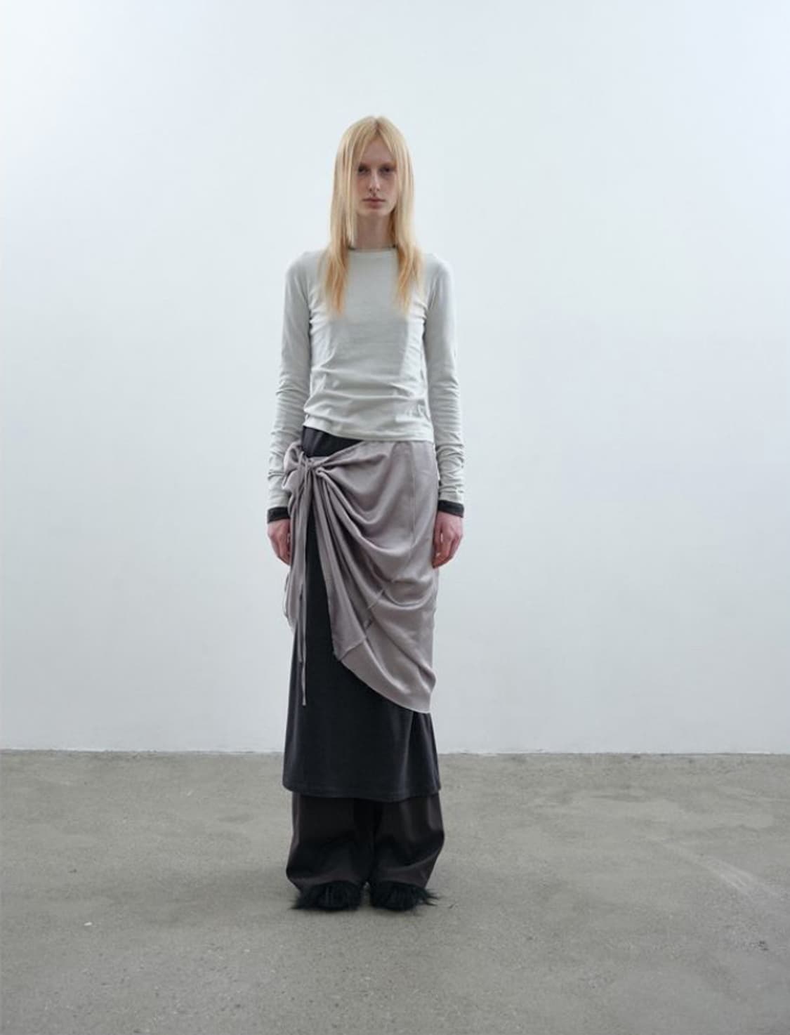 낫띵에브리띵 SATIN ASYMMETRICAL SKIRT IN GREY 상품이미지1