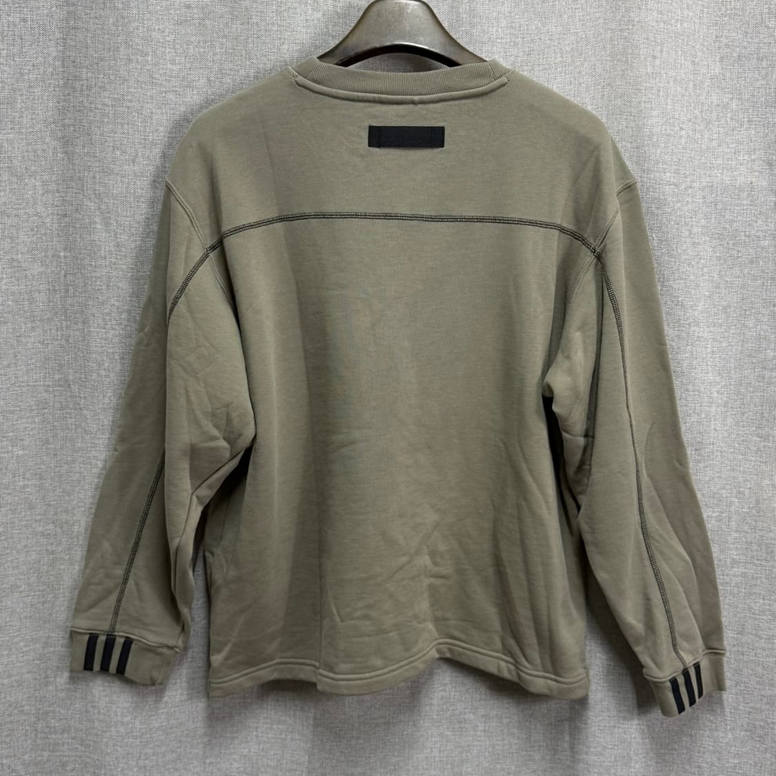 [F] 아디다스 루즈핏 포켓 맨투맨 티셔츠 카키색 상품이미지4