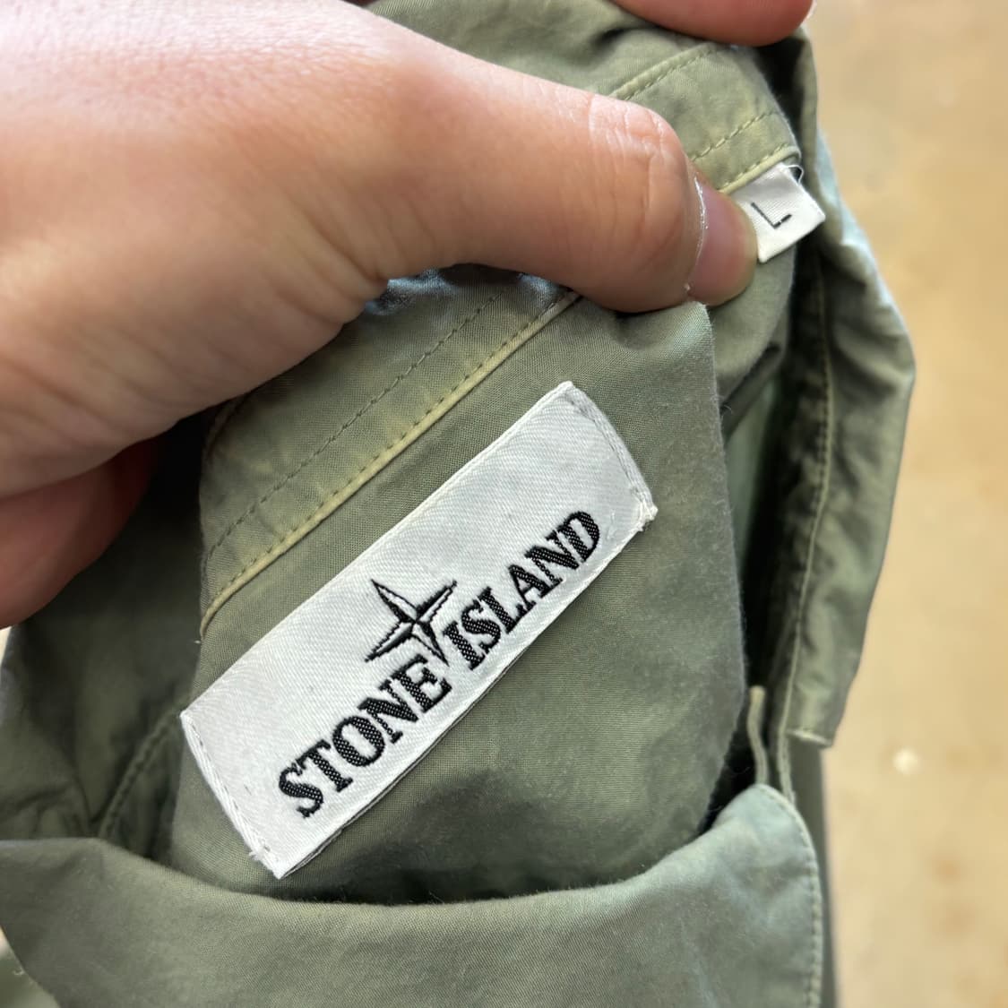 100 스톤아일랜드 카키 반팔셔츠 상품이미지4