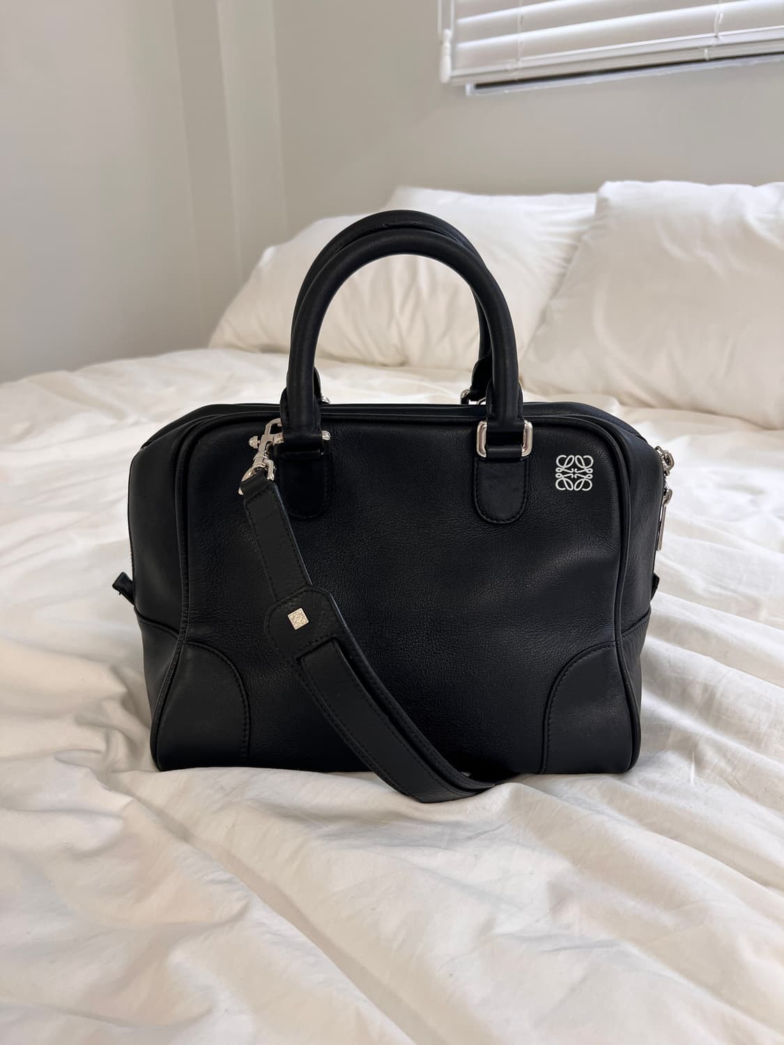 로에베 아마조나75 블랙 레더 핸드백 상품이미지1