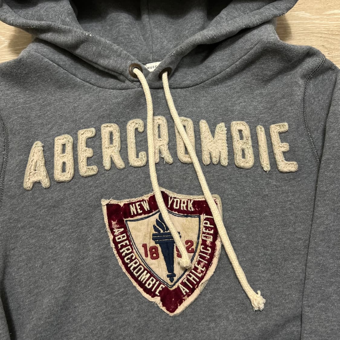 아베크롬비 자수 빅로고 데미지드 기모 후드티 [그레이] M/95 상품이미지4