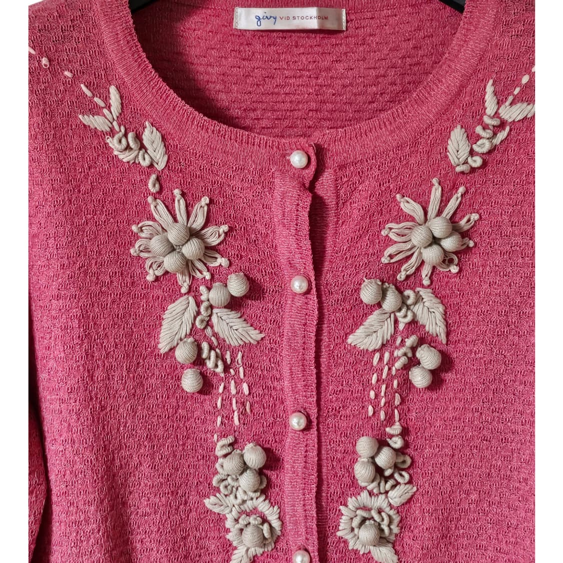 기비 GIVY 핑크 플라워 자수 가디건 | 입체 자수 진주버튼 니트 상품이미지4