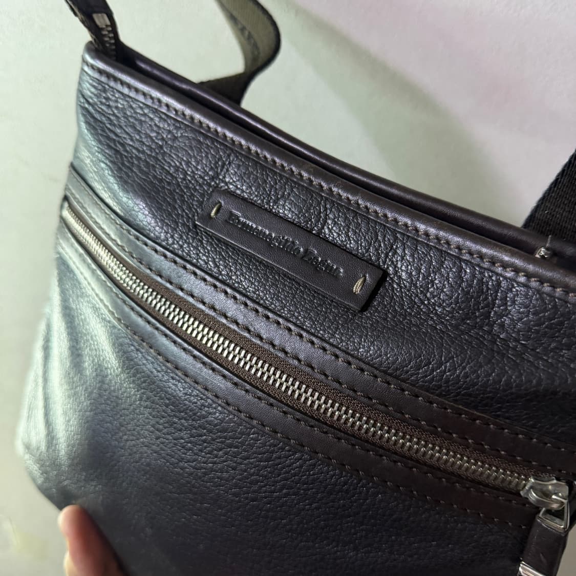 에메네질도 제냐 남성 크로스백 다크브라운 상품이미지4