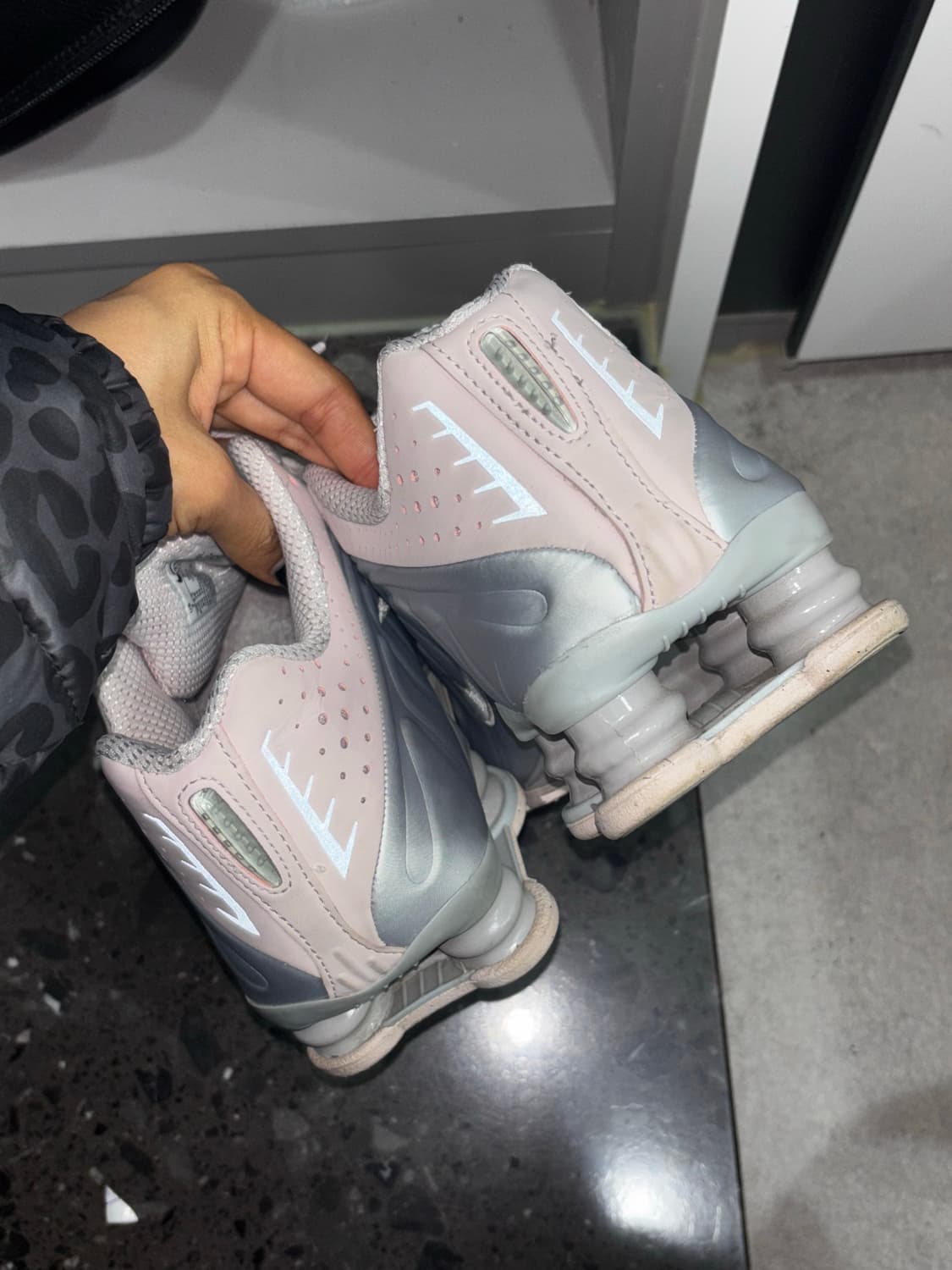 240 나이키 샥스 r4 베얼리 로즈 핑크 실버 상품이미지2