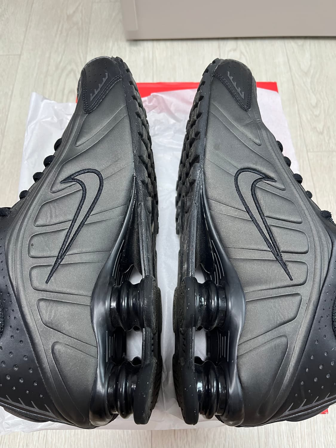 나이키 샥스 R4 (HQ1988-001) 275 Size 상품이미지4